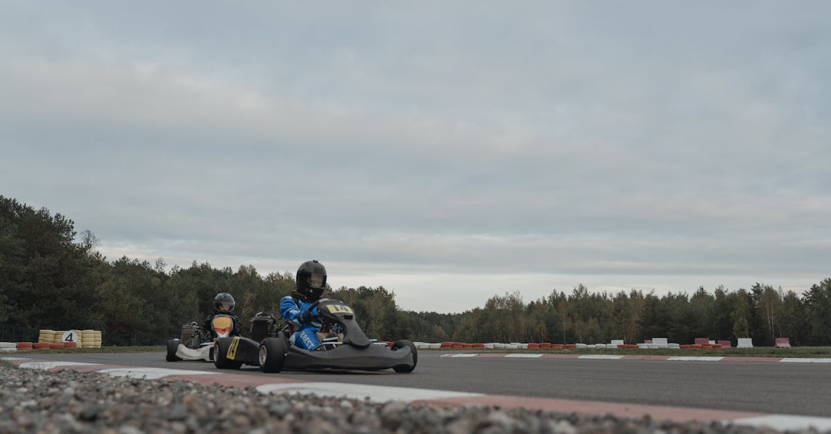 découvrez l’excitation du go-karting : sensations fortes, vitesse et fun assurés pour petits et grands. réservez votre expérience de karting dès aujourd’hui !