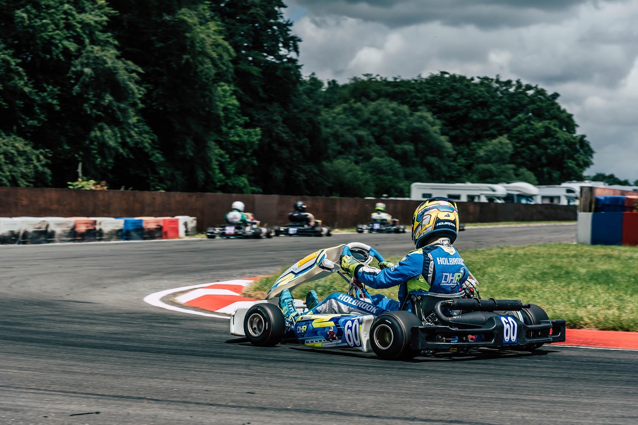 découvrez l'univers palpitant du karting, où vitesse et adrénaline se rencontrent sur des circuits adaptés à tous les niveaux. rejoignez-nous pour une expérience inoubliable entre amis ou en famille !