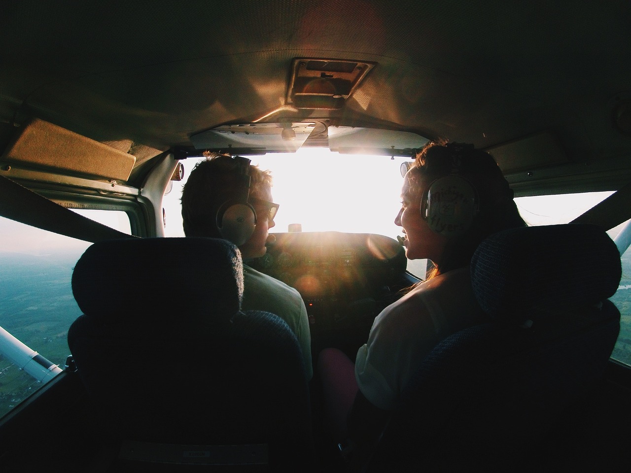 découvrez comment optimiser vos relations de pilote grâce à des conseils pratiques et des stratégies efficaces. améliorez la communication, renforcez la confiance et créez des connexions durables avec vos coéquipiers et partenaires.