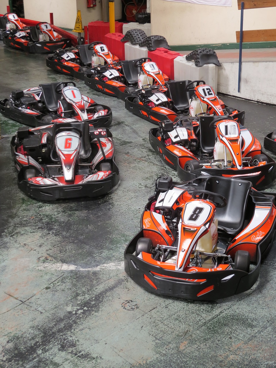 découvrez l'adrénaline des courses de go-karts ! vivez des moments inoubliables sur des pistes adaptées à tous les niveaux, que vous soyez débutant ou pilote expérimenté. réveillez le champion qui est en vous et préparez-vous à de nombreuses sensations fortes en famille ou entre amis !