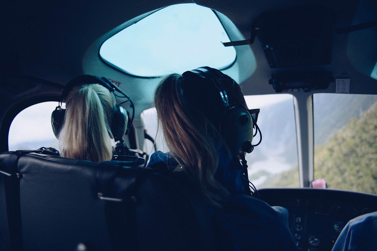 découvrez notre programme de formation de pilotes, conçu pour vous préparer à une carrière passionnante dans l'aviation. accédez à des cours théoriques et pratiques de haute qualité, encadrés par des instructeurs expérimentés. devenez pilote certifié et réalisez votre rêve de voler.