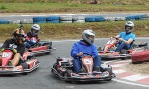 prendre un virage serré pour le karting