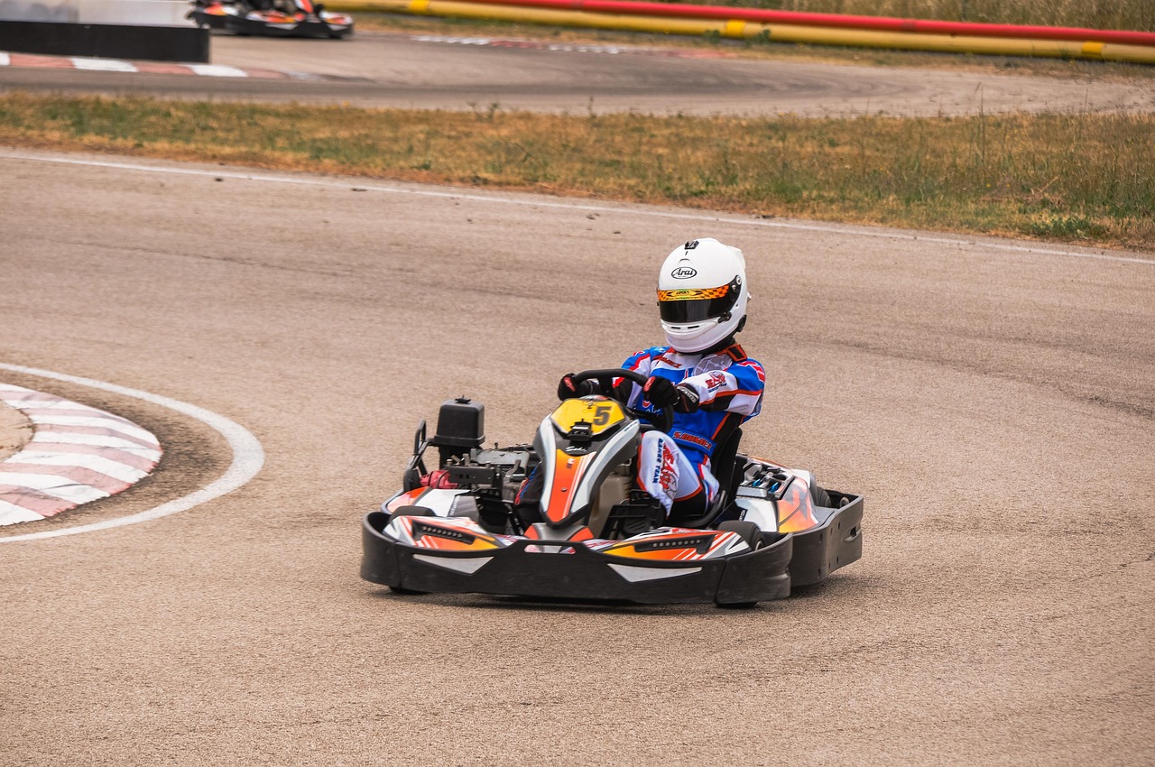découvrez l'excitation du karting, une activité ludique et sportive pour tous les âges, idéale pour vivre des sensations fortes en toute sécurité.