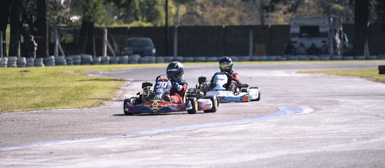 découvrez l'univers passionnant du karting ! que vous soyez débutant ou pilote expérimenté, vivez des sensations fortes sur les pistes les plus palpitantes. rejoignez-nous pour des courses endiablées en famille ou entre amis, et perfectionnez vos compétences de pilotage tout en vous amusant. prêt à enfiler votre casque et à fondre sur la piste ?