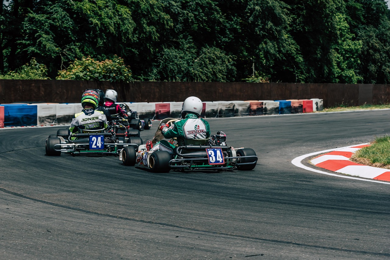 découvrez l'adrénaline des célébrations de karting ! que ce soit pour un anniversaire, un team building ou tout autre événement, offrez une expérience inoubliable pleine de vitesse et de compétition. réservez dès maintenant et vivez des moments extraordinaires sur la piste !