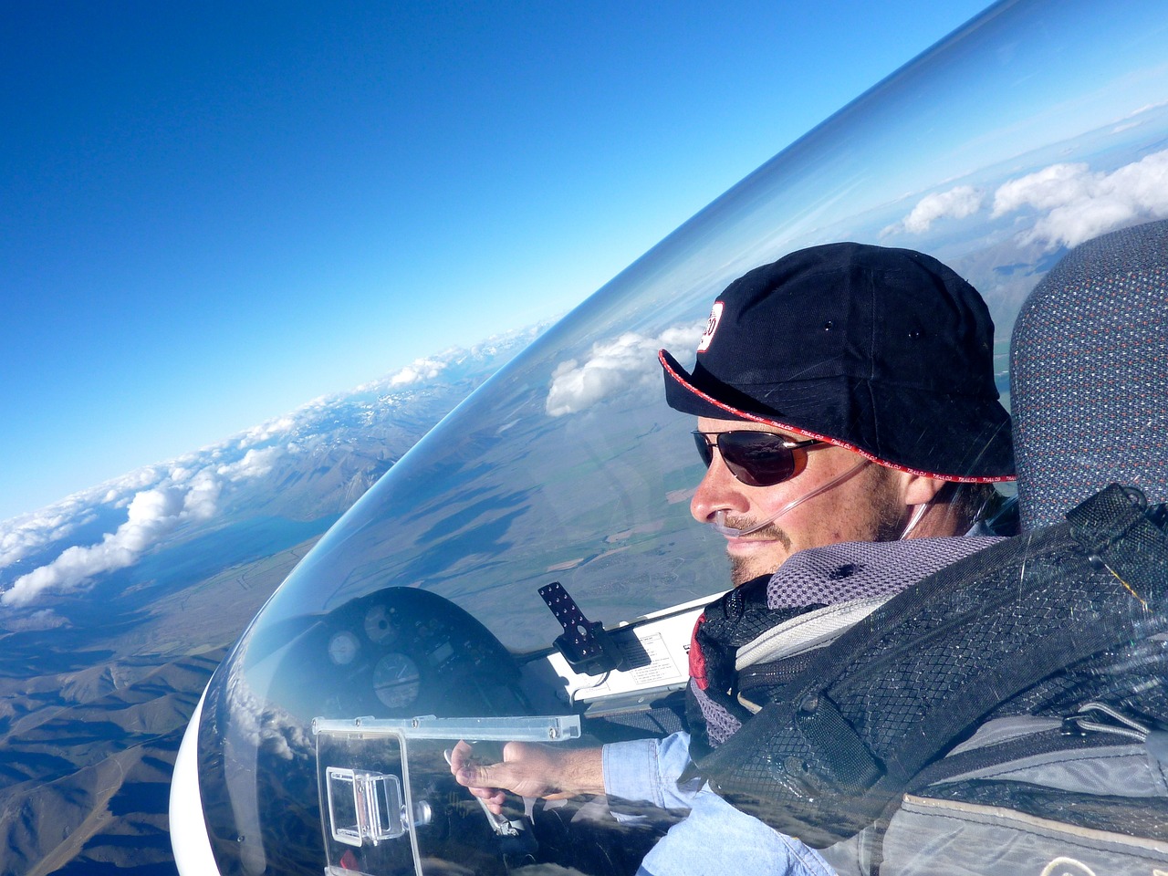 découvrez nos formations de pilote complètes et adaptées à tous les niveaux. de l'apprentissage des bases du vol à la préparation à la licence de pilote, notre programme vous garantit des instructeurs expérimentés et une expérience d'apprentissage sécurisée et immersive.