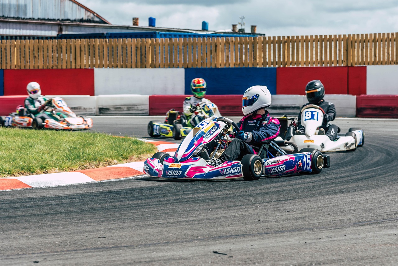 découvrez l'univers palpitant du karting, une activité sportive passionnante et accessible à tous. que vous soyez débutant ou pilote chevronné, vivez des sensations fortes sur des circuits adaptés à tous les niveaux. rejoignez-nous pour des courses endiablées et des moments inoubliables entre amis ou en famille !