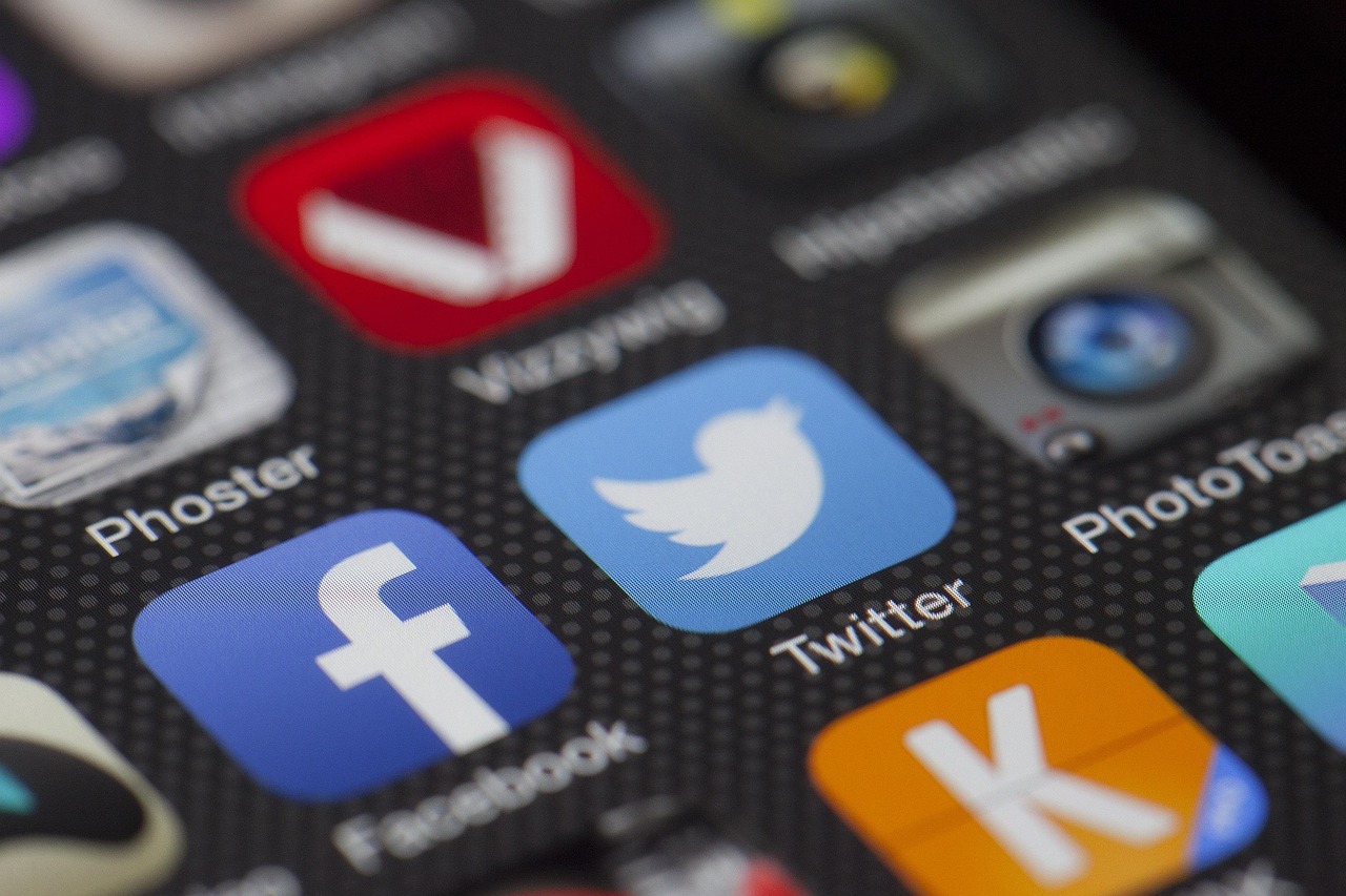 découvrez comment les réseaux sociaux influencent notre quotidien, façonnent les opinions et redéfinissent les interactions humaines. analysez les effets des plateformes sur la société et le marketing.