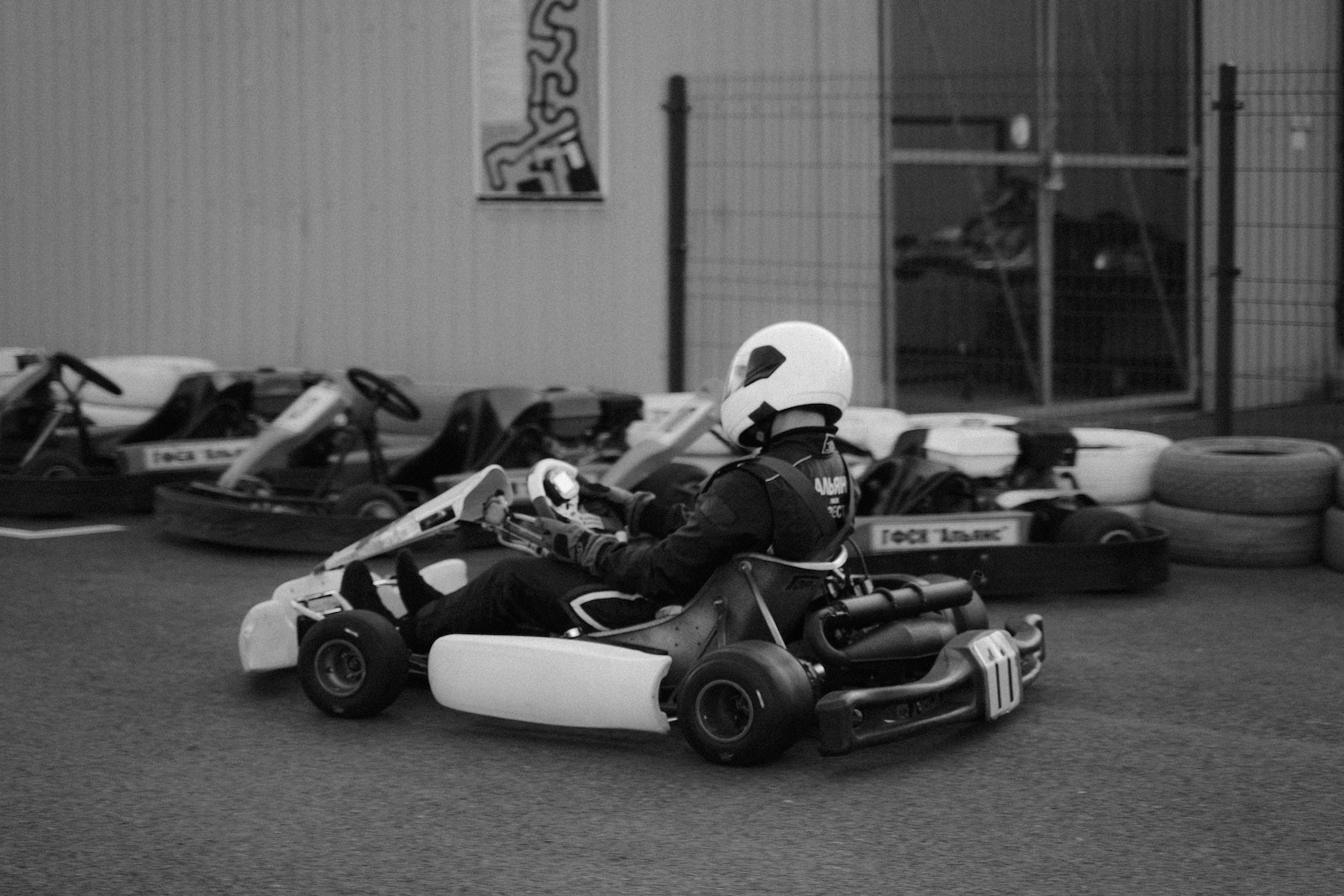 Karting : L’activité parfaite pour partager des moments inoubliables entre amis, en famille et lors d’événements spéciaux !