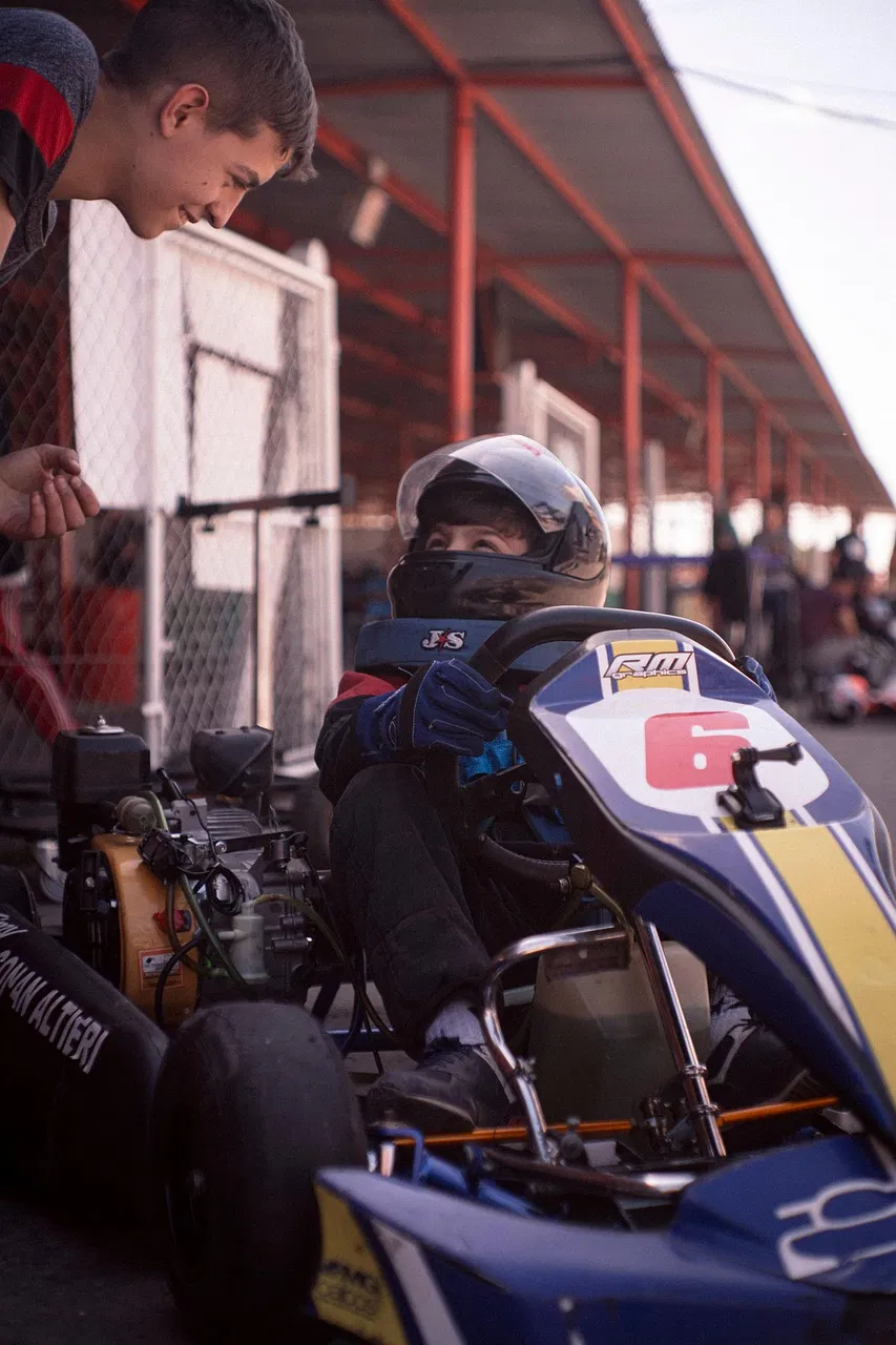 Premiers tours de karting : conseils et astuces pour bien débuter sur la piste
