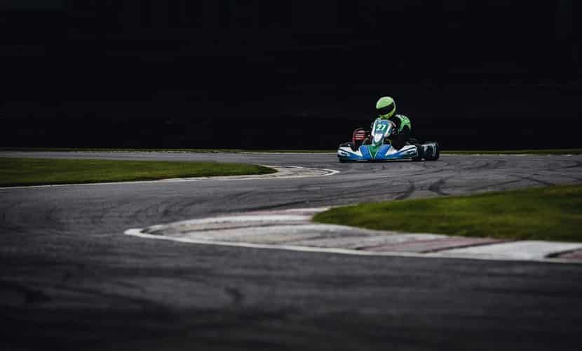 Karting et voiture : les différences de pilotage