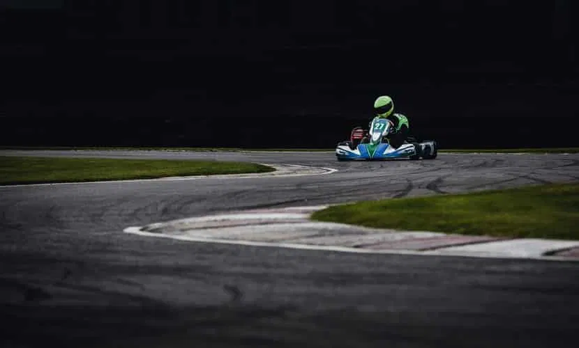 Karting et voiture : les différences de pilotage