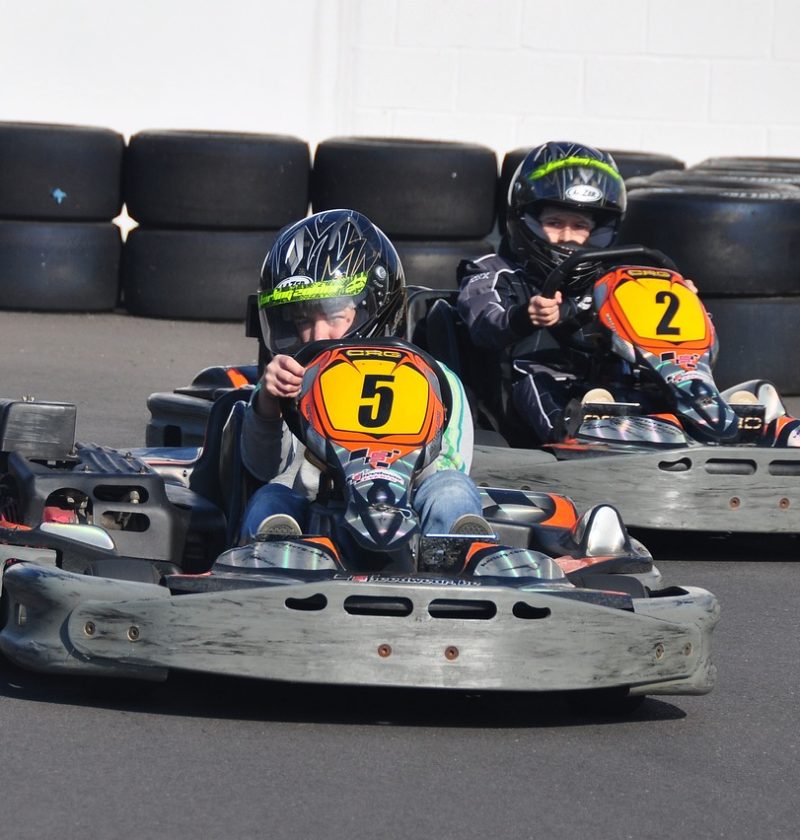 découvrez les séances de karting coaching qui vous permettront d'améliorer vos compétences de pilotage et de vivre des expériences palpitantes sur piste. que vous soyez débutant ou pilote expérimenté, nos coachs passionnés vous guideront pour perfectionner votre technique et relever vos challenges.
