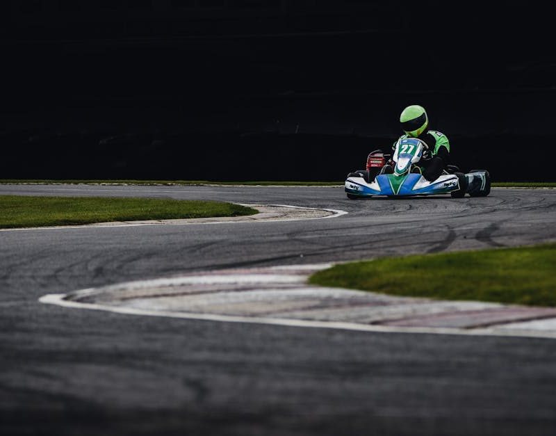 découvrez l'excitation du karting, une activité palpitante qui allie vitesse et adrénaline sur circuit. que vous soyez débutant ou pilote expérimenté, vivez des moments inoubliables en compétition ou en loisir, seul ou entre amis. rejoignez-nous sur la piste et dépassez vos limites!