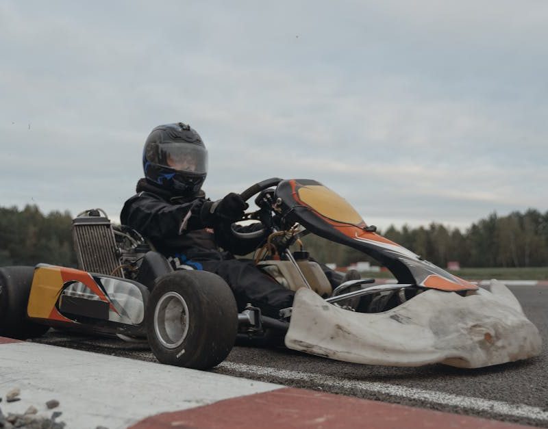 découvrez les meilleurs circuits de karting en france pour des moments de vitesse et d'adrénaline inoubliables. que vous soyez débutant ou pilote aguerri, trouvez le circuit qui vous convient et vivez des courses palpitantes entre amis ou en famille.