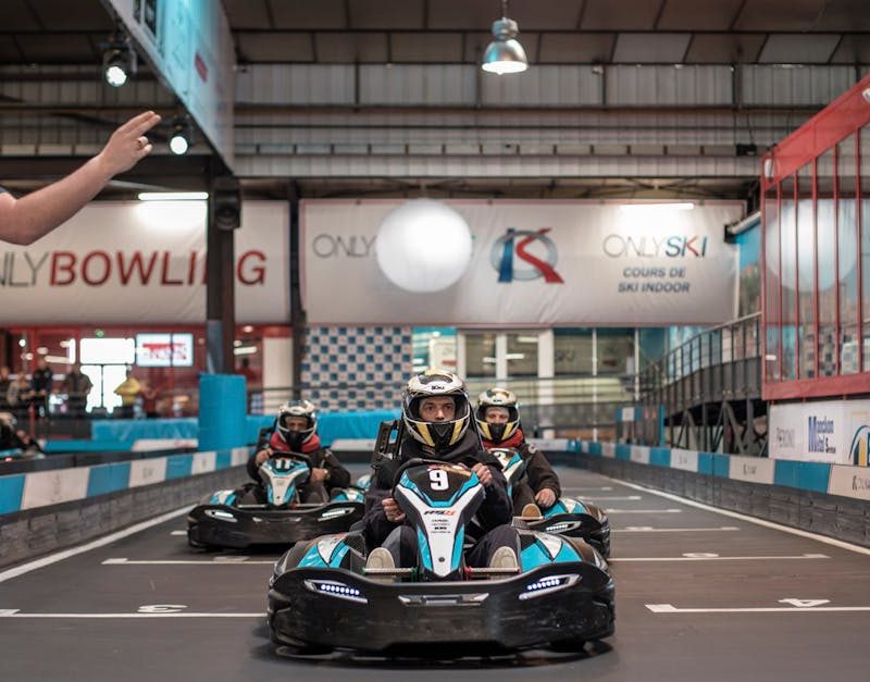 découvrez des défis de karting palpitants qui mettront vos compétences de conduite à l'épreuve. que vous soyez débutant ou pilote chevronné, vivez des courses intenses et des moments inoubliables entre amis ou en famille. préparez-vous à relever le défi et à ressentir l'adrénaline du go-karting !