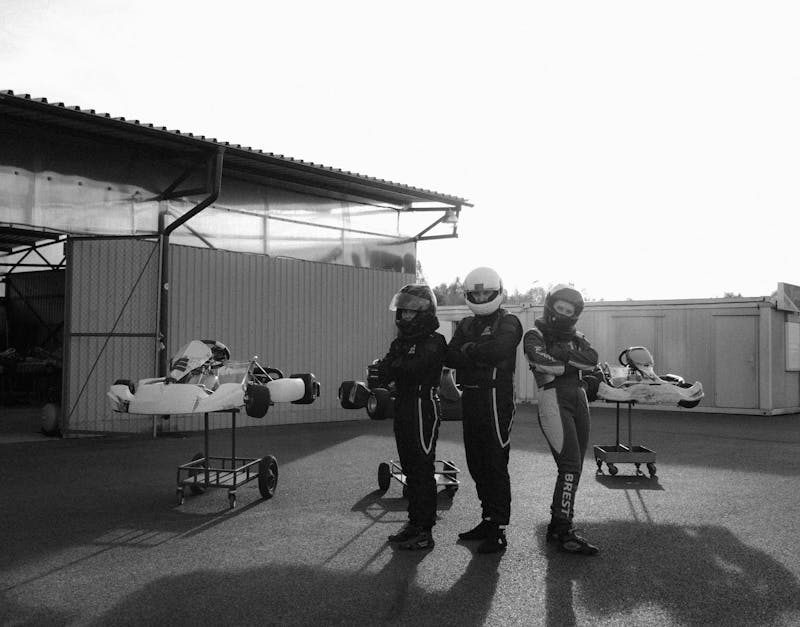 découvrez l'excitation du karting, un sport de course palpitant accessible à tous ! vissez votre casque, prenez le volant et défiez vos amis sur notre piste. que vous soyez débutant ou pilote expérimenté, vivez une expérience inoubliable pleine d'adrénaline. réservez dès maintenant et lancez-vous dans la course !