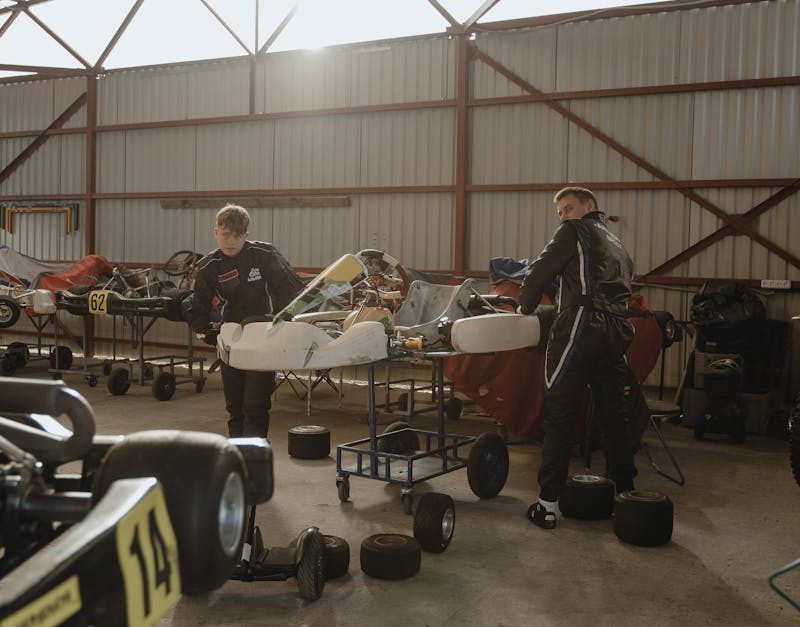 vivez des sensations fortes avec l’indoor karting ! profitez d’une expérience unique de course en intérieur, idéale pour tous les âges et niveaux. réservez dès maintenant pour un moment fun entre amis, famille ou collègues.