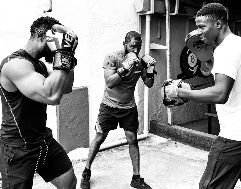 découvrez comment l'entraînement physique adapté au karting peut améliorer vos performances en piste : conseils, exercices et programmes dédiés aux pilotes de karting.