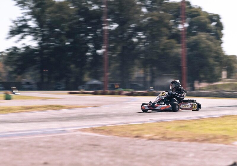 découvrez la bonne position de conduite au karting pour améliorer votre performance et votre sécurité sur la piste.