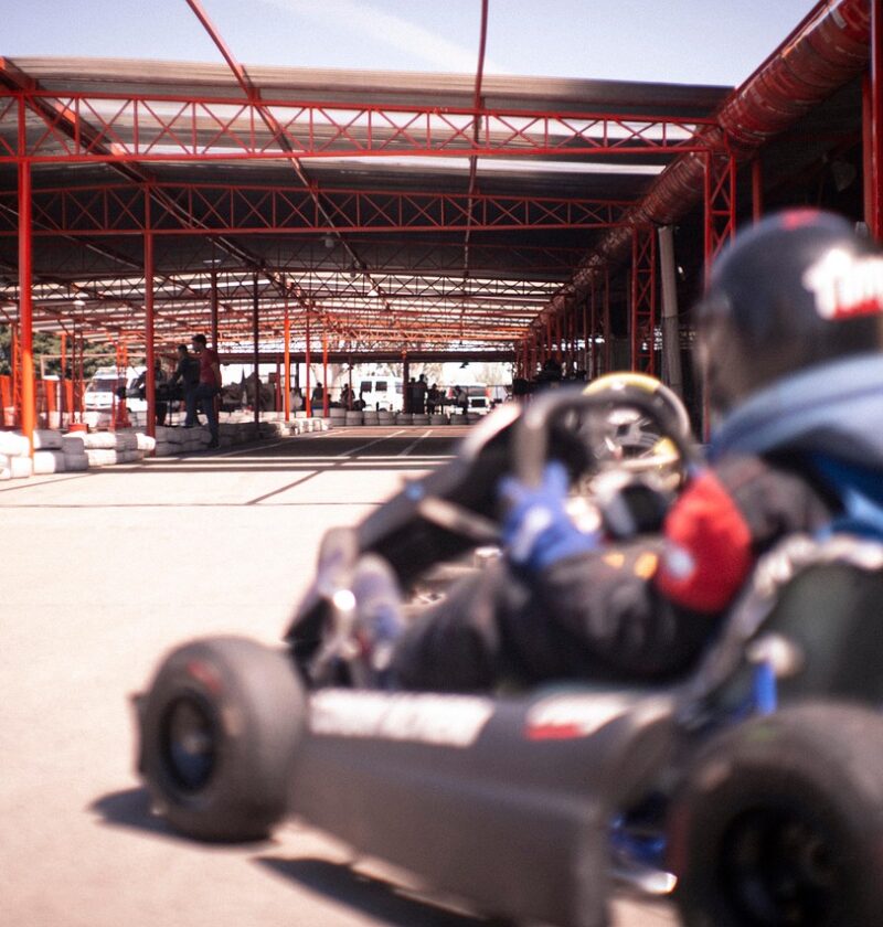 découvrez les meilleures stratégies de karting pour améliorer vos performances sur la piste, optimiser vos trajectoires et gagner vos courses.