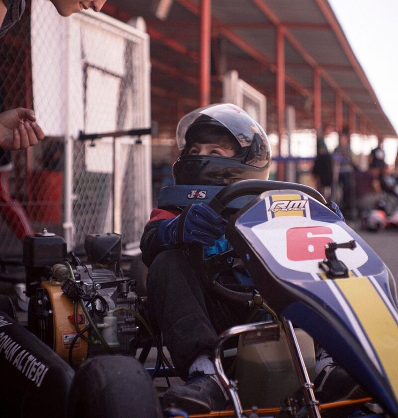 découvrez notre guide pour débutants en karting : conseils essentiels, équipement recommandé et astuces pour débuter en toute sécurité et s'amuser au maximum.