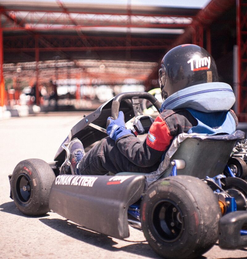 découvrez nos conseils essentiels pour débuter le karting en toute sécurité et améliorer rapidement votre technique de pilotage.